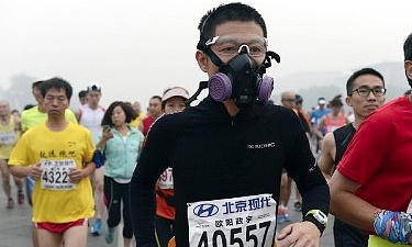 Beijing marathon runners don face masks to battle severe smog